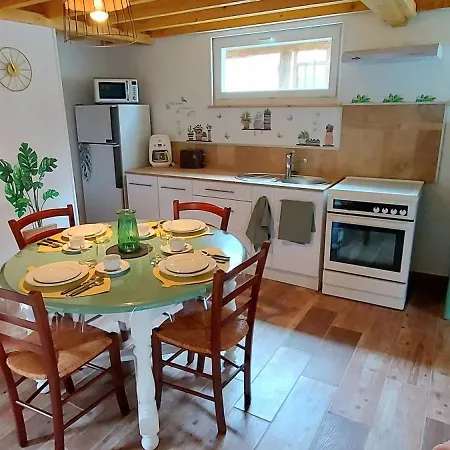 Holiday home Charmante Maison De Campagne Le Val D'hazey Jardin Cloture Vieux-Villez