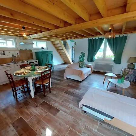 Holiday home Charmante Maison De Campagne Le Val D'hazey Jardin Cloture